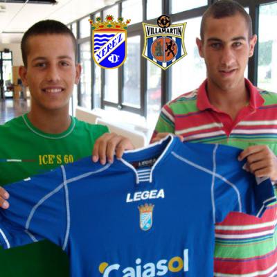 POSANDO CON SU NUEVA CAMISETA